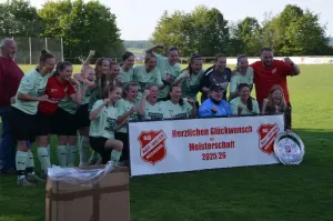 Bilder von der Meisterschaft 2025/2026 der 1. Frauenmannschaft sind online.