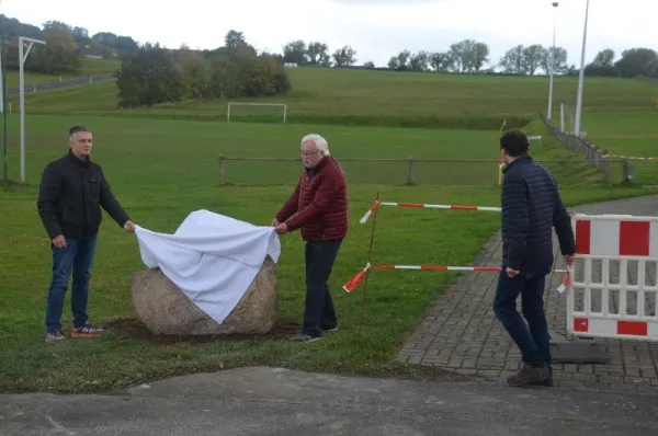 Gedenkstein-Enthüllung und Vorstellung Werbetafel